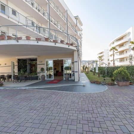 Hotel La Ninfea Montesilvano Marina Екстериор снимка
