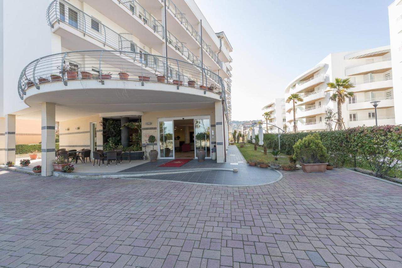 Hotel La Ninfea Montesilvano Marina Екстериор снимка