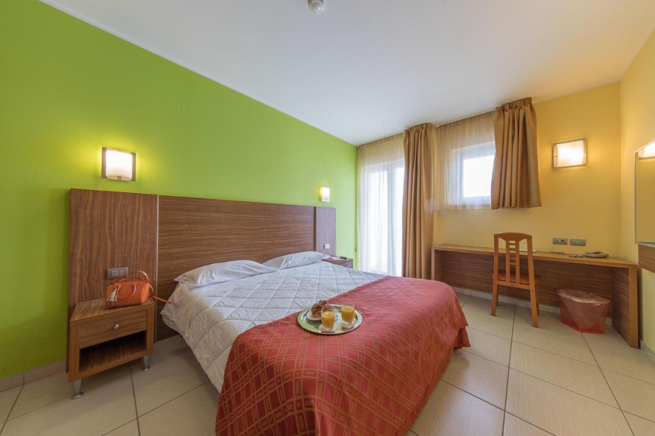 Hotel La Ninfea Montesilvano Marina Екстериор снимка