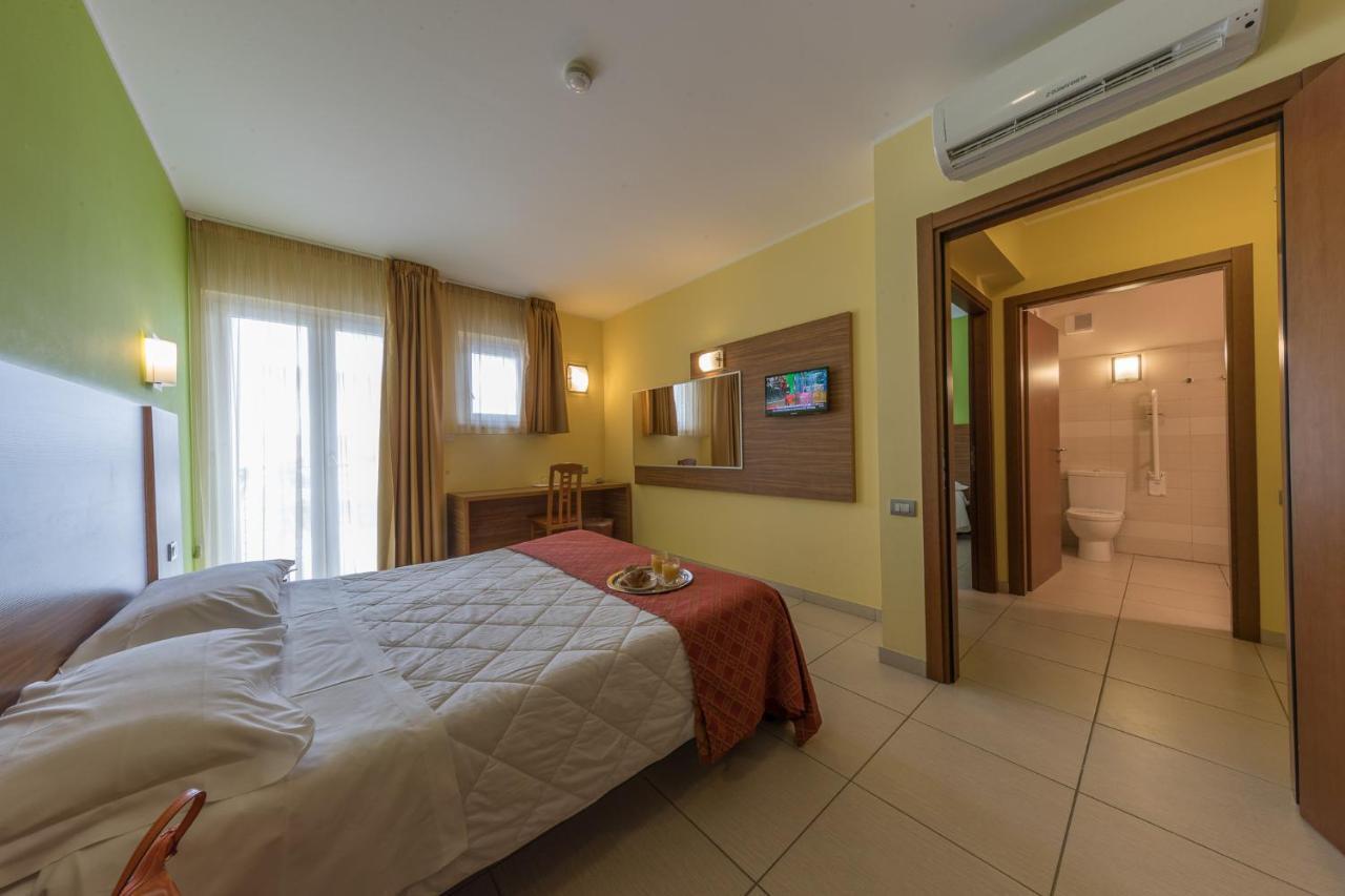 Hotel La Ninfea Montesilvano Marina Екстериор снимка