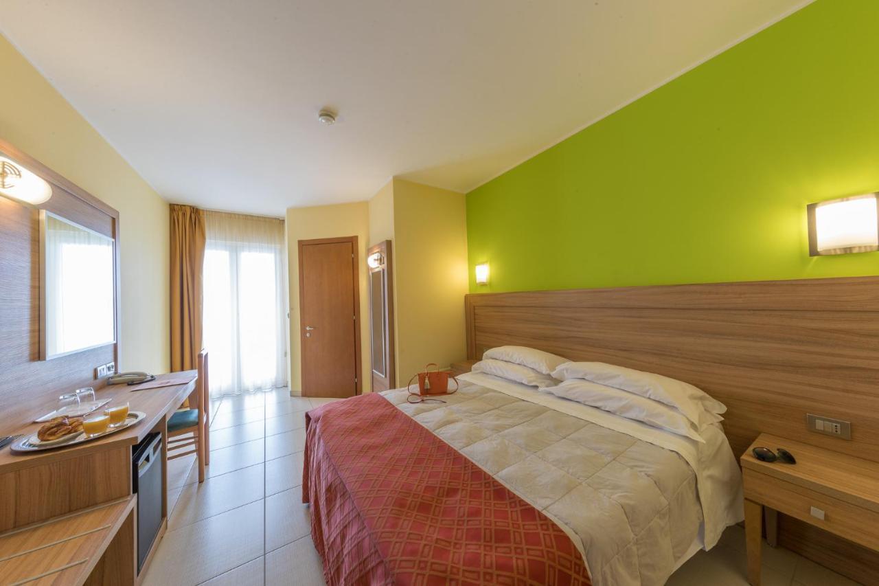 Hotel La Ninfea Montesilvano Marina Екстериор снимка